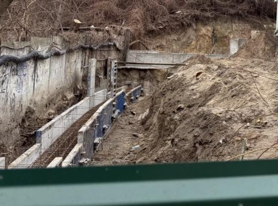 На Подолі ігнорують припис КМДА: будівництво триває