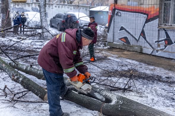 У Києві відновили тепло для 3,5 тисячі будівель після атаки 27 грудня