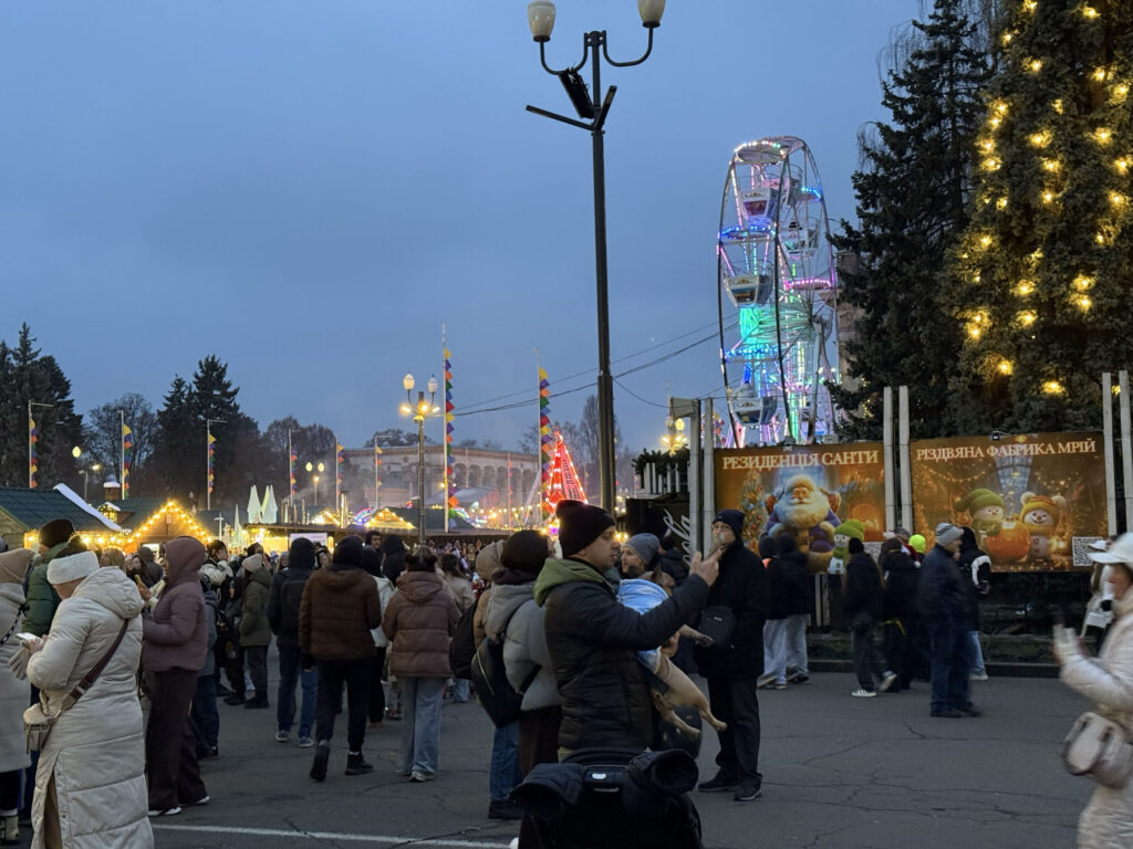Вечірня ілюмінація та святкові локації на ВДНГ