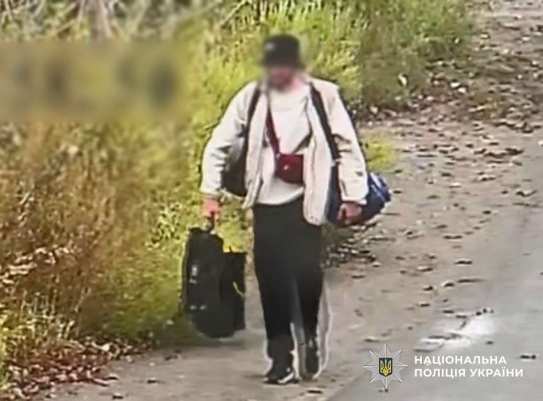 Троєщина: чоловіка судитимуть за крадіжку — втік у Чернівці На кадрі фіду камери відеспостереження - зловмистник з награбованим