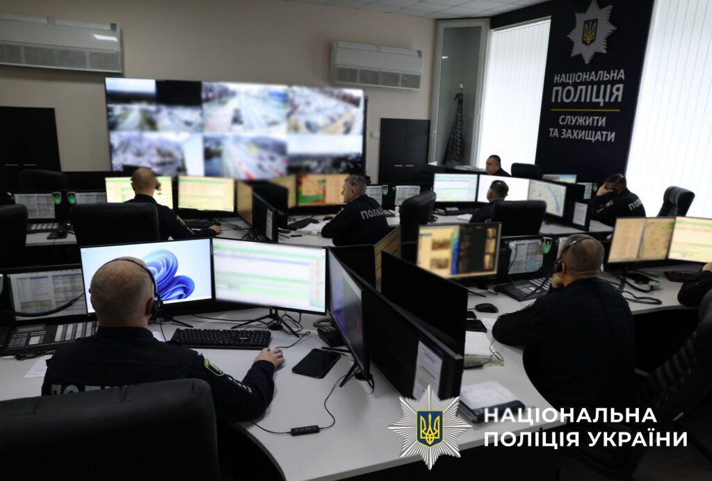 925 000 дзвінків на «102» за рік: про що найчастіше повідомляли кияни Офіс поліції, правоохоронці за роботою