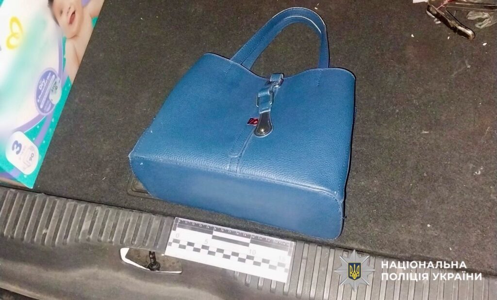 Біла Церква: п'яний грабіжник напав на жінку, його знешкодили небайдужі громадяни Сумка яку намагався вкрасти грабіжник