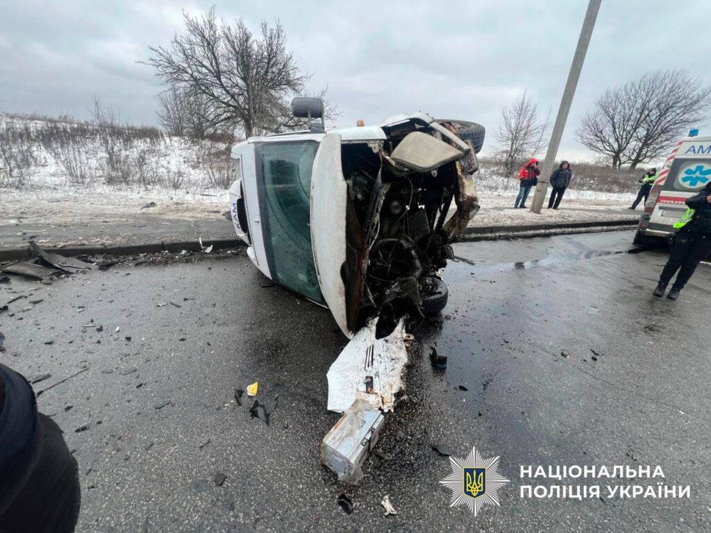 Перевернутий Mercedes-Benz Sprinter білого кольору