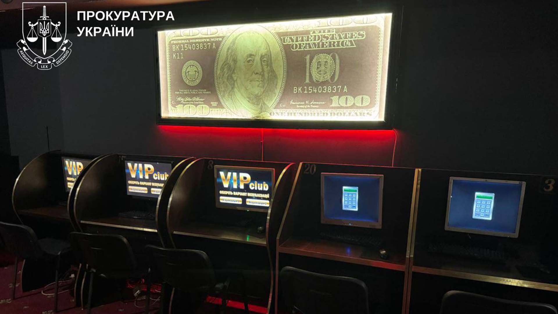Кілька місць із перегородками в казино, на яких встановлені комп'ютери