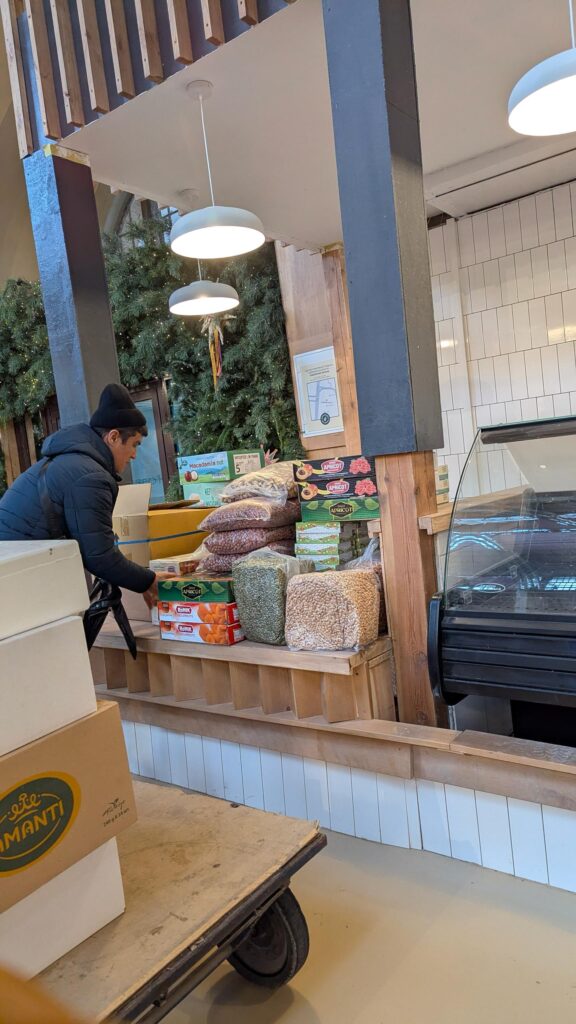 Продавець розкладає товар на прилавках