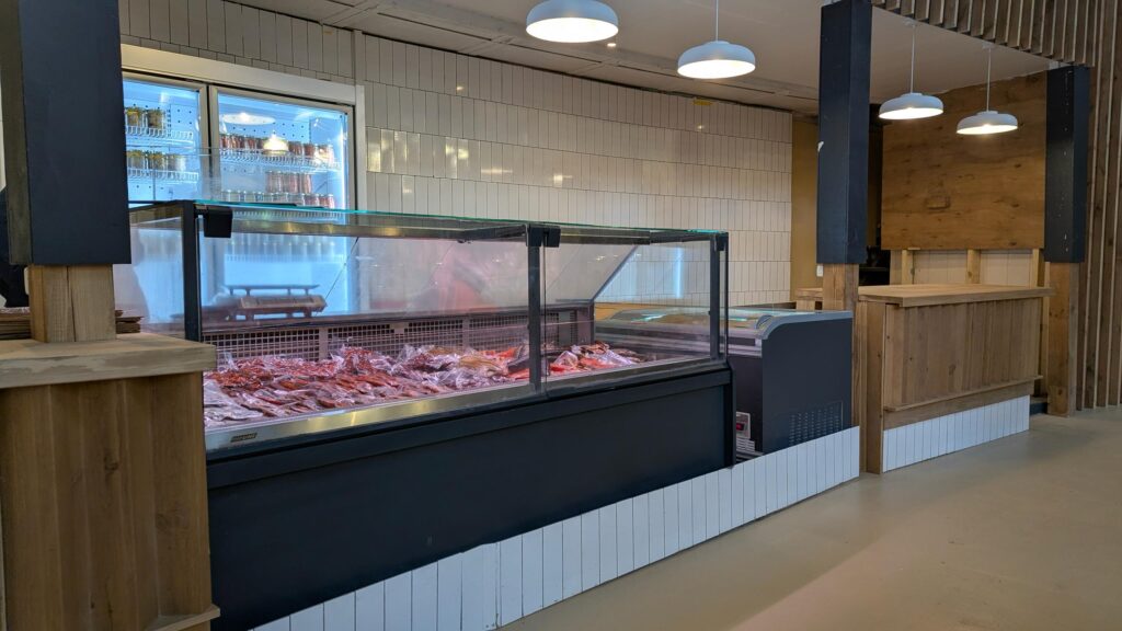 М'ясо розкладене на прилавках на Бессарабському ринку