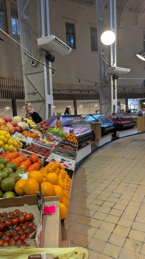 Овочі і фрукти розкладені на прилавках