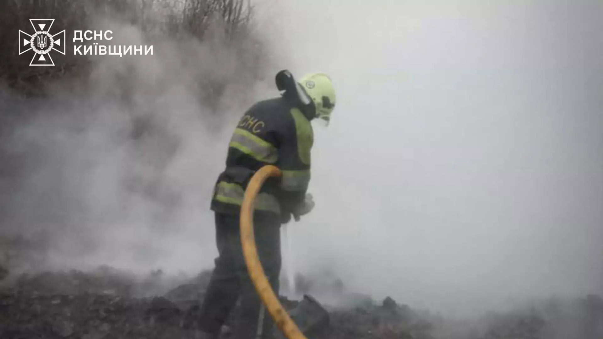 Працівник ДСНС під час гасіння пожежі