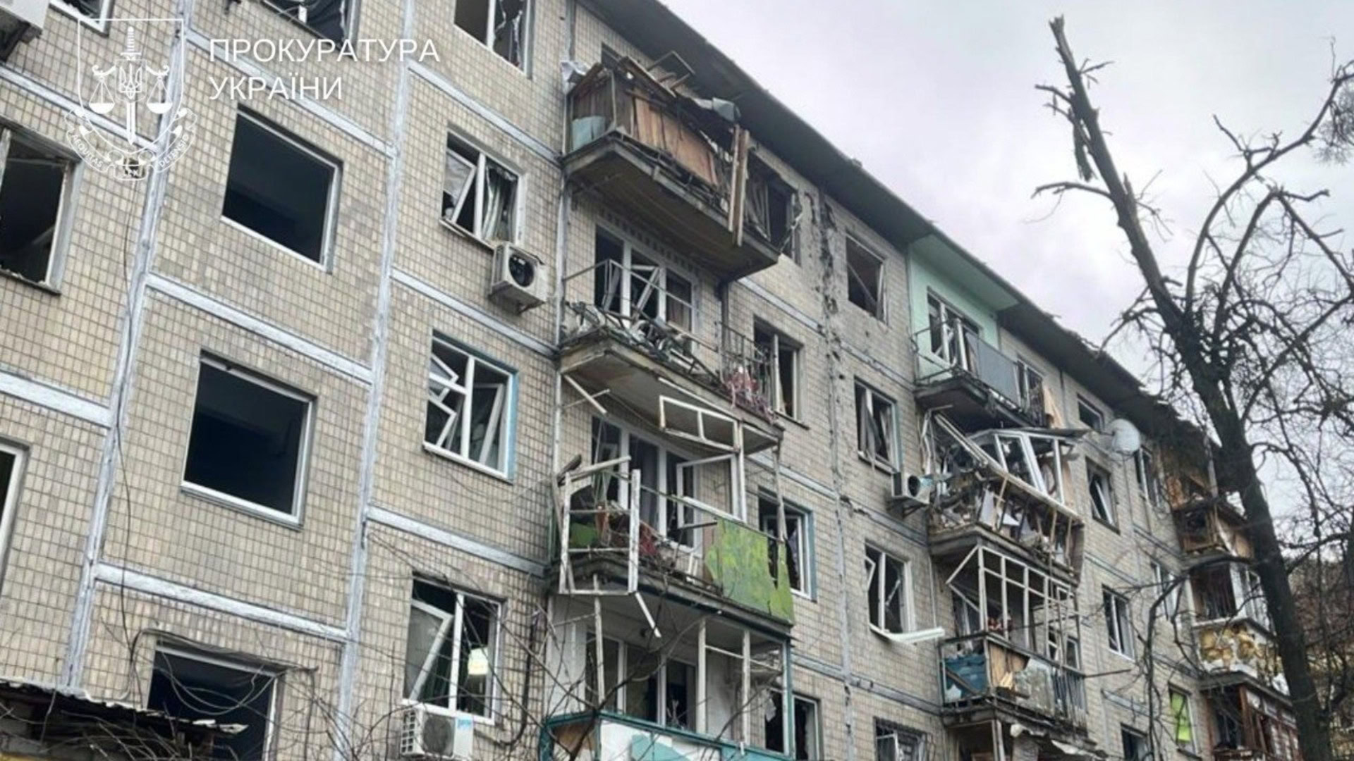 Вибиті вікна і пошкоджені балкони в багатоповерхівці внаслідок російської повітряної атаки