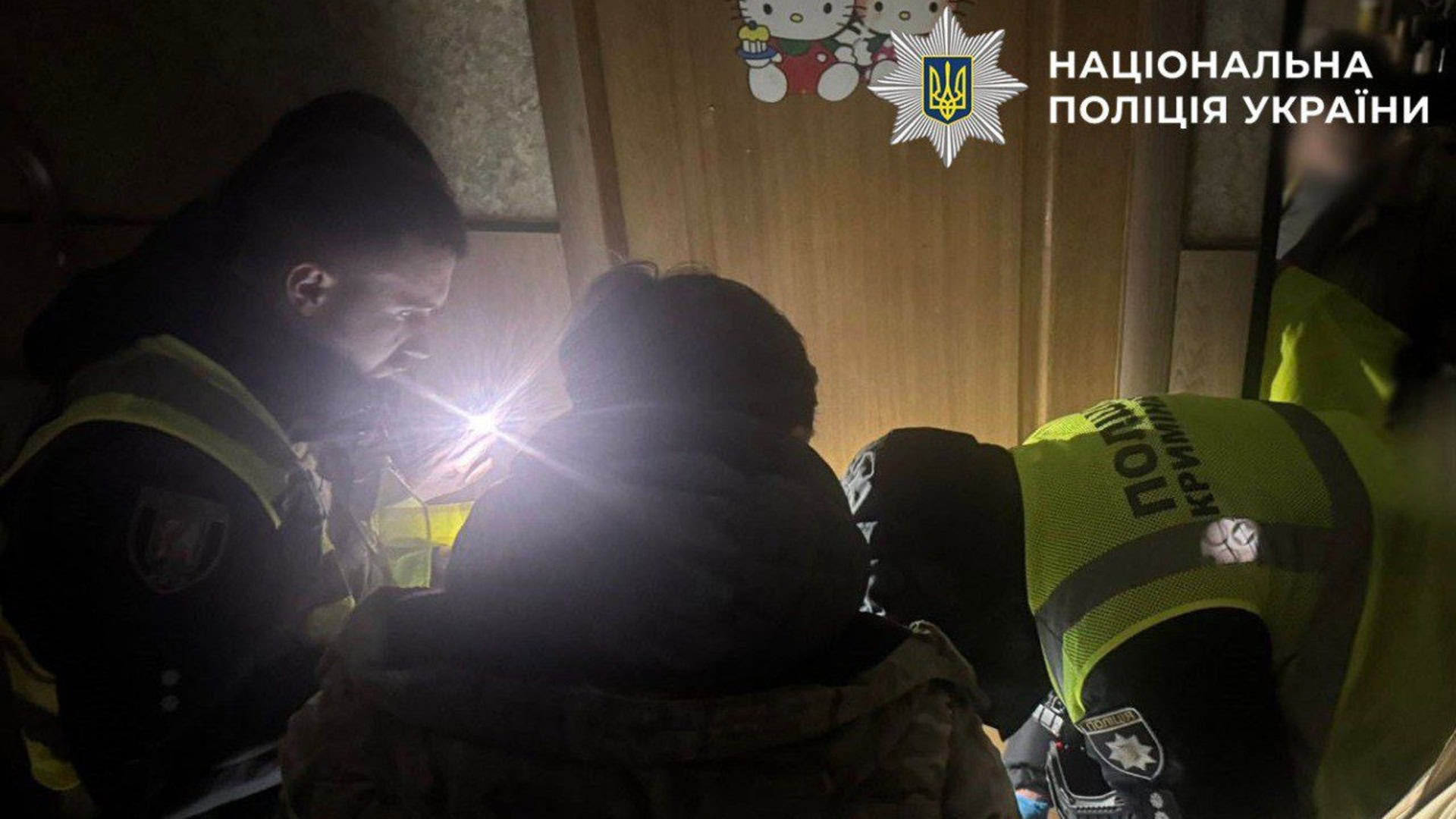 Поліцейські під час обстеження квартири, де жили вовк і лисиця