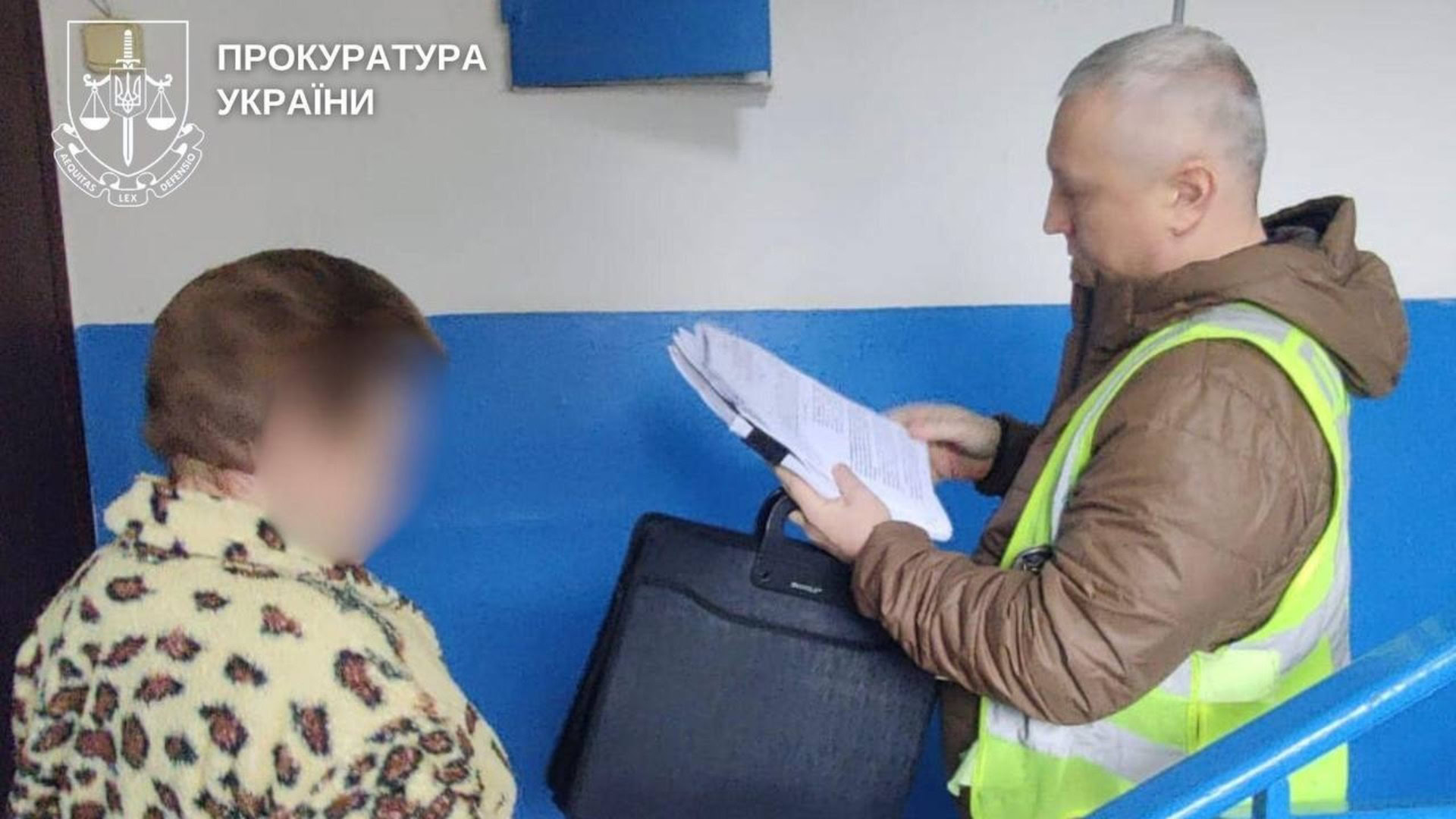 Колишня посадовиця Святошинського психоневрологічного інтернату з представником правоохоронних органів