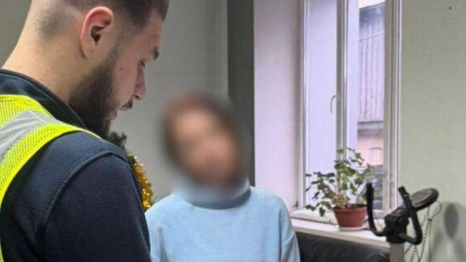 Підозрювана в присутності представника правоохоронних органів