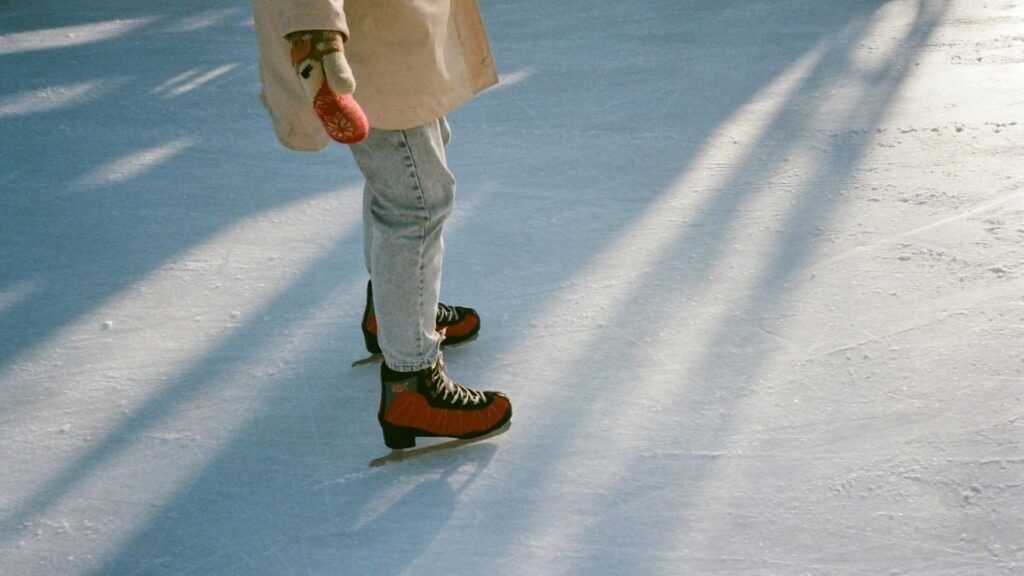 Людина катається на ковзанах