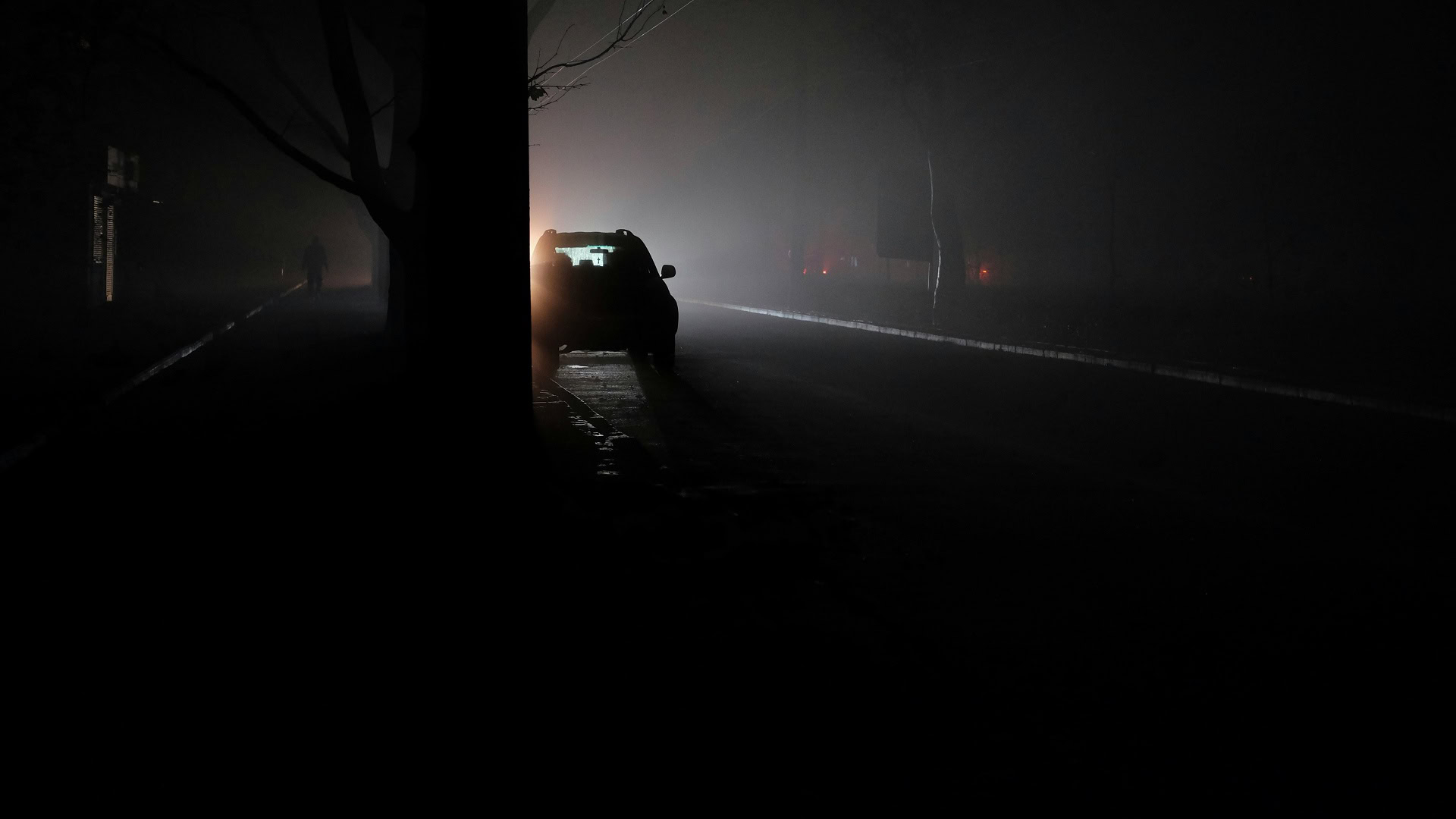 Автомобіль їде по дорозі вночі