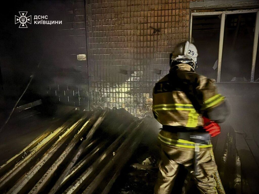 Рятувальники гасять пожежу після російського обстрілу