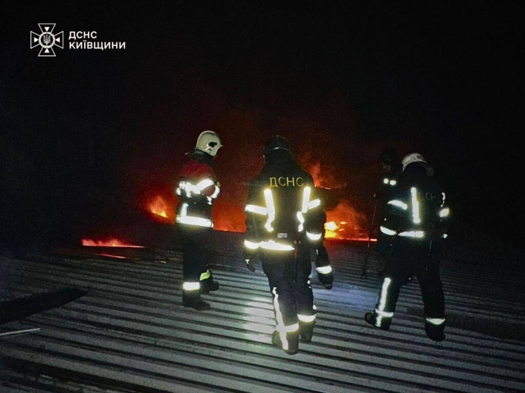 Рятувальники на даху будівлі