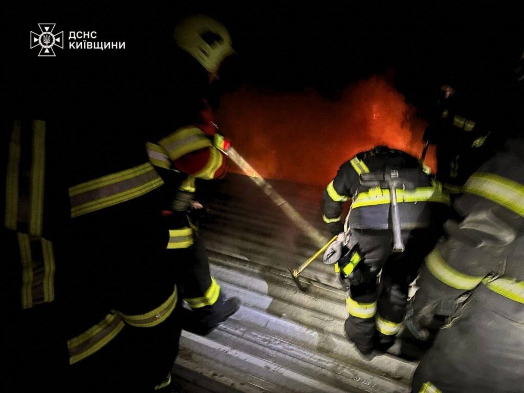 Рятувальники гасять пожежу після російського обстрілу