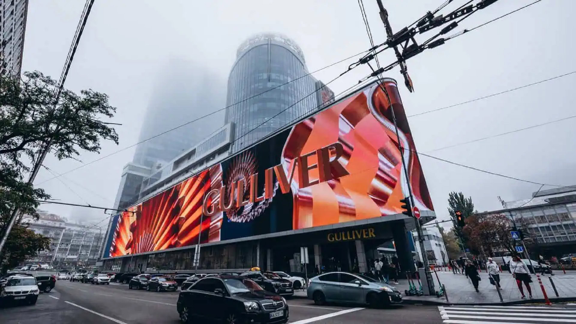 Трьох неповнолітніх затримали за напад біля синагоги на Оболоні Торговий центр Gulliver із великою LED-рекламою на фасаді