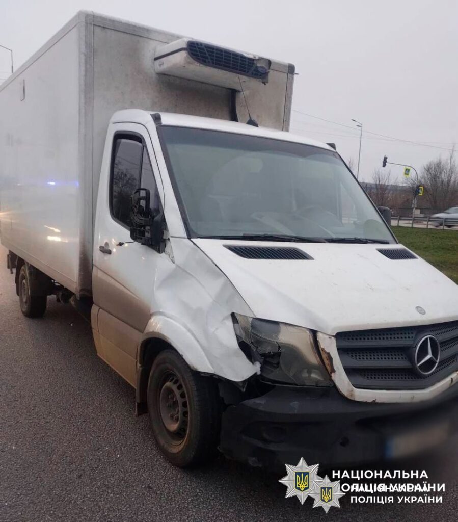 Вантажівка насмерть збила жінку на Кільцевій: деталі ДТП Пом'ята вантажівка після зіткнення з пішоходом