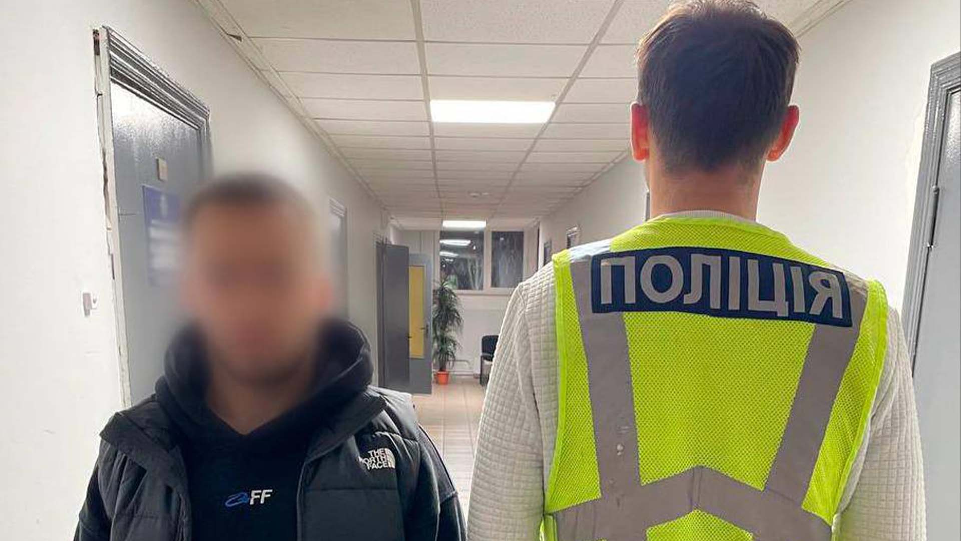 Чоловік у цивільному одязі, якого притягають до адміністративної відповідальності