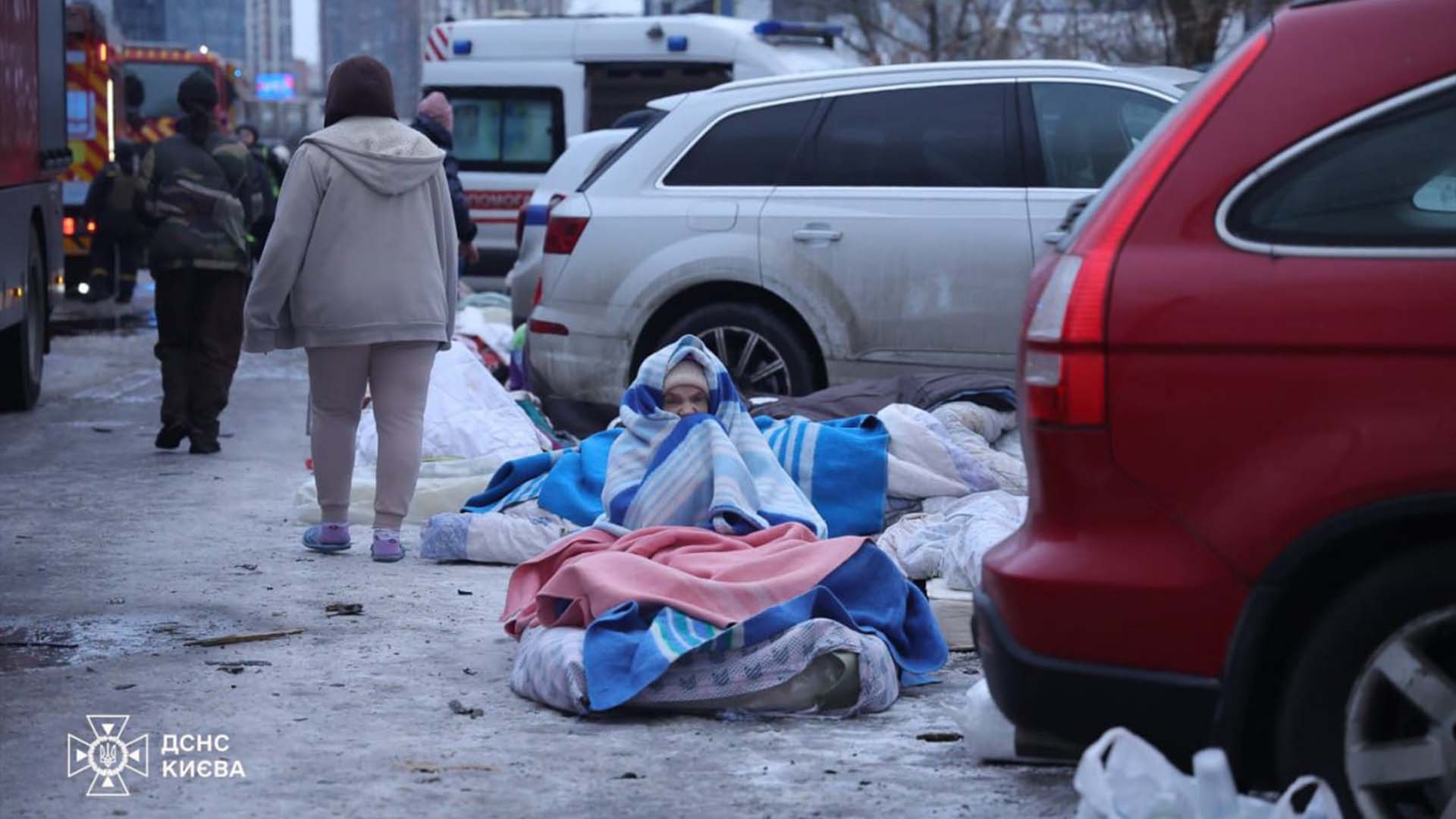 Бабуся на матраці загорнута в ковдри