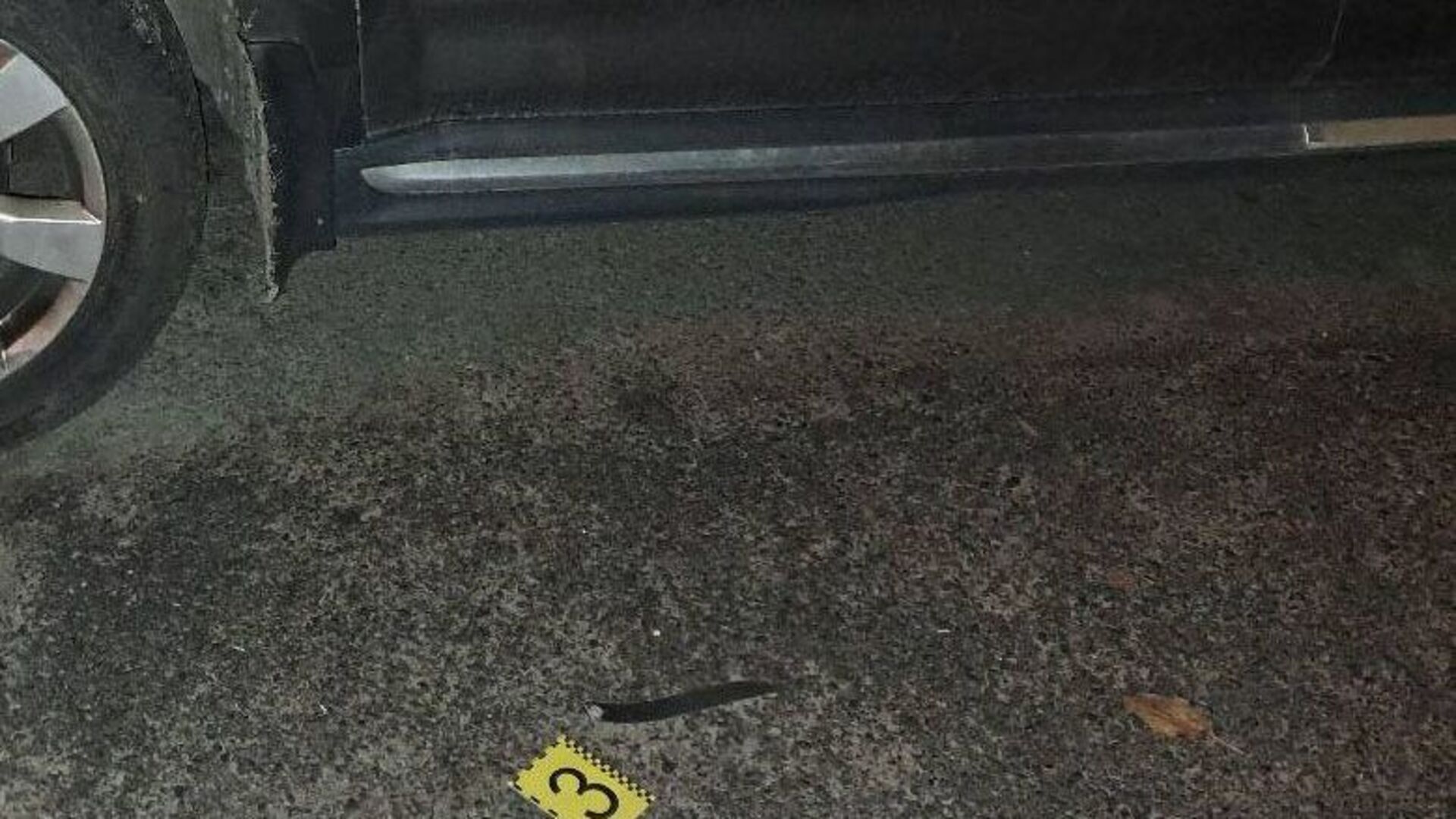 Ніж лежить на асфальті біля авто