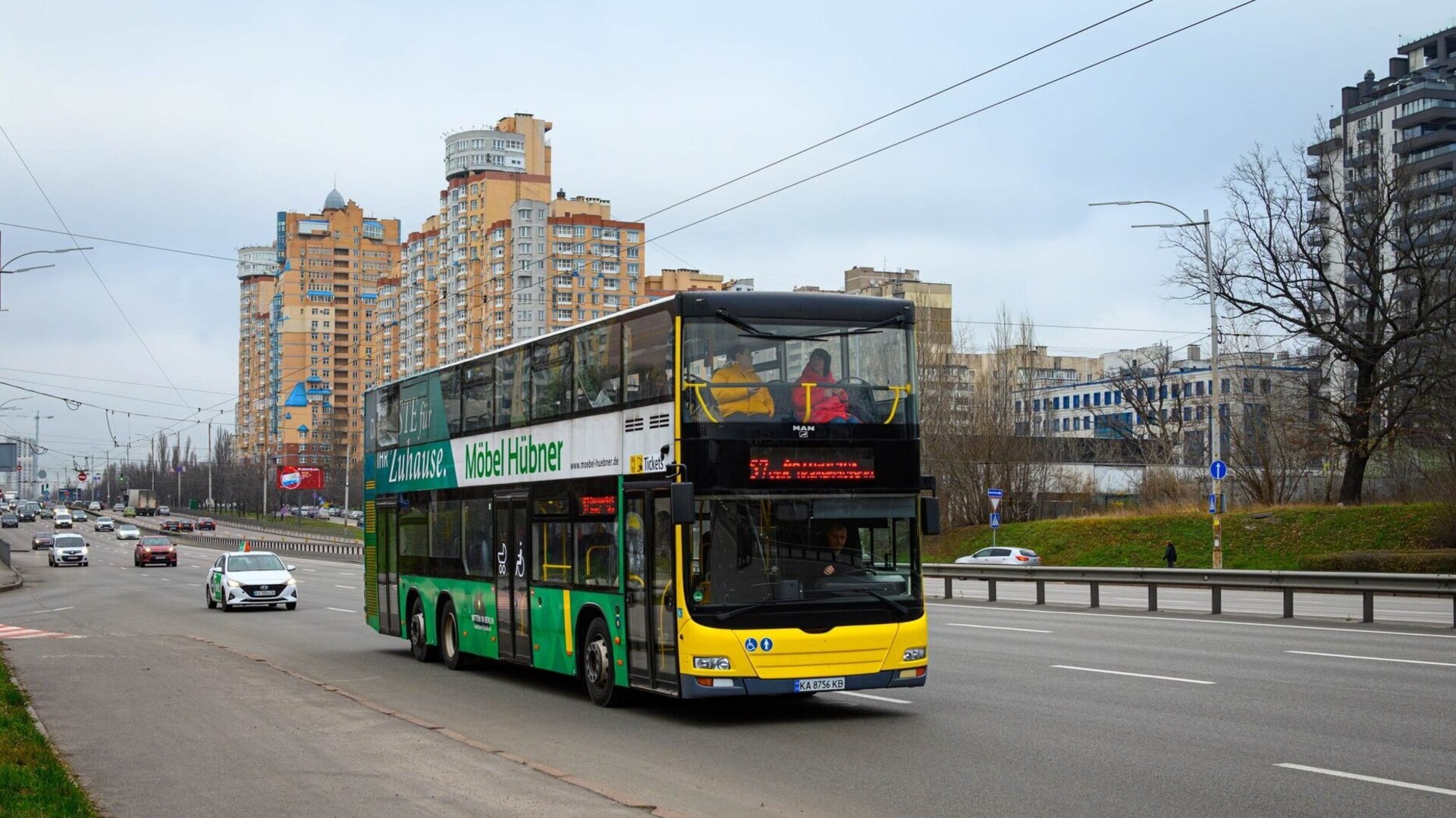 Двоповерховий автобус на вулиці Києва
