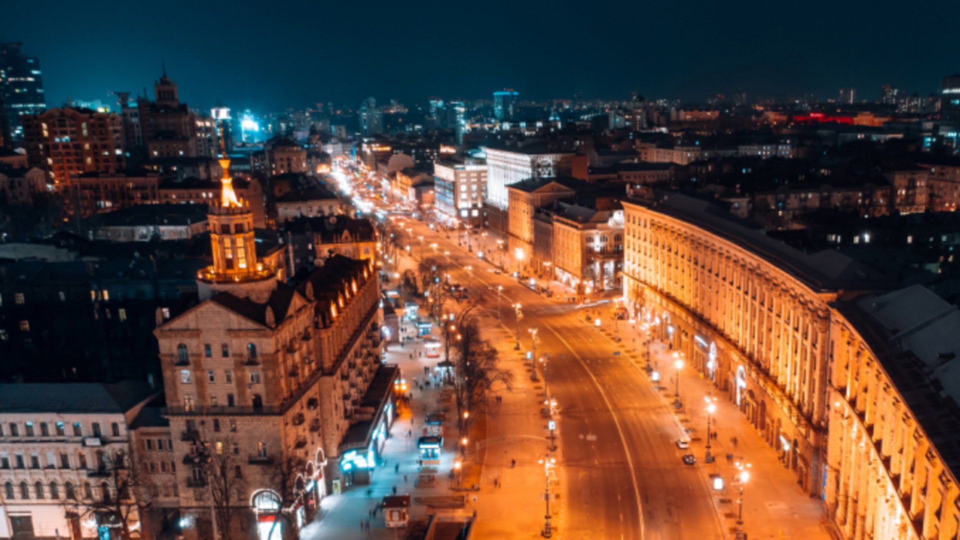 Освітлений Хрещатик увечері