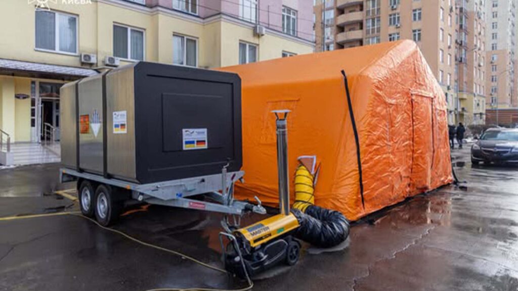 Намет з генератором і нагрівачем повітря