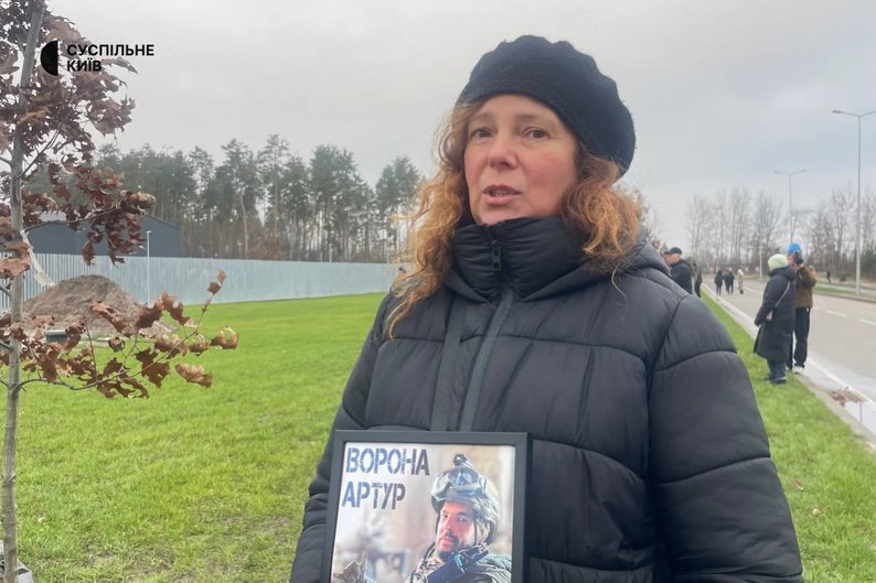 Мама загиблого війського Артура Ворони з його фото