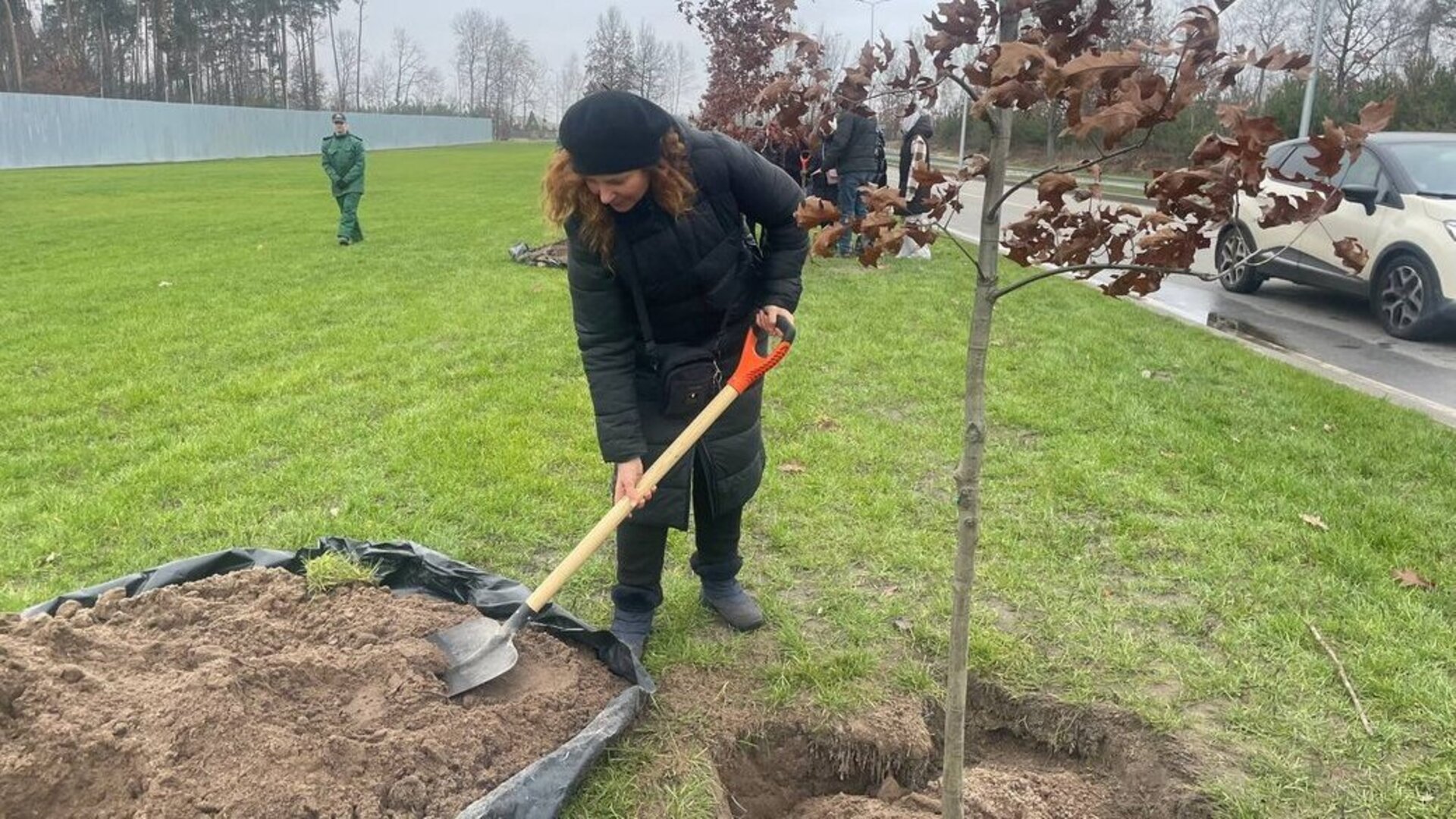 Мама загиблого військового садить дуб у пам'ять про нього