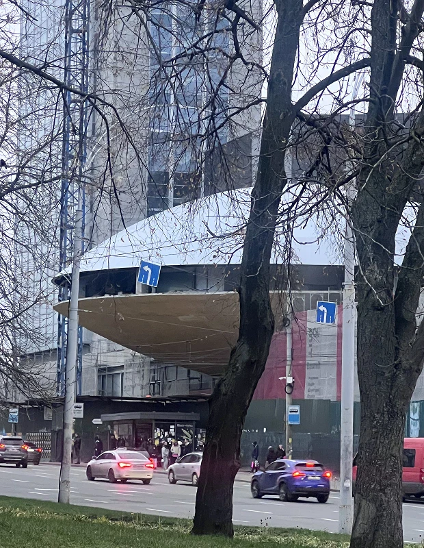 На Либідській у «Літаючій тарілці» демонтували всі вікна: проєкту реконструкції немає «Літаюча тарілка» без вікон на Либідській