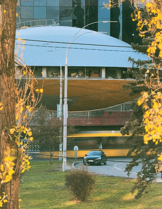 На Либідській у «Літаючій тарілці» демонтували всі вікна: проєкту реконструкції немає «Літаюча тарілка» без вікон на Либідській