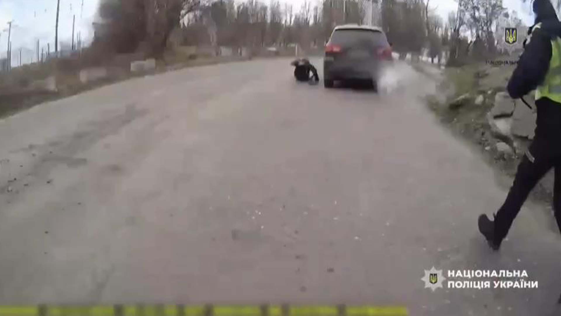 Автомобіль, біля якого на дорозі травмований поліцейський