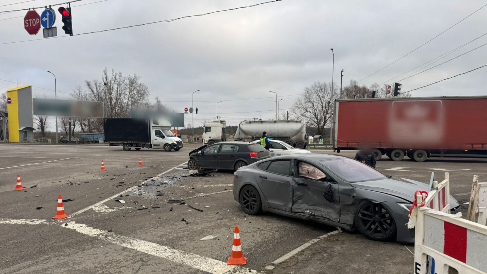 Tesla та Opel після зіткнення на дорозі
