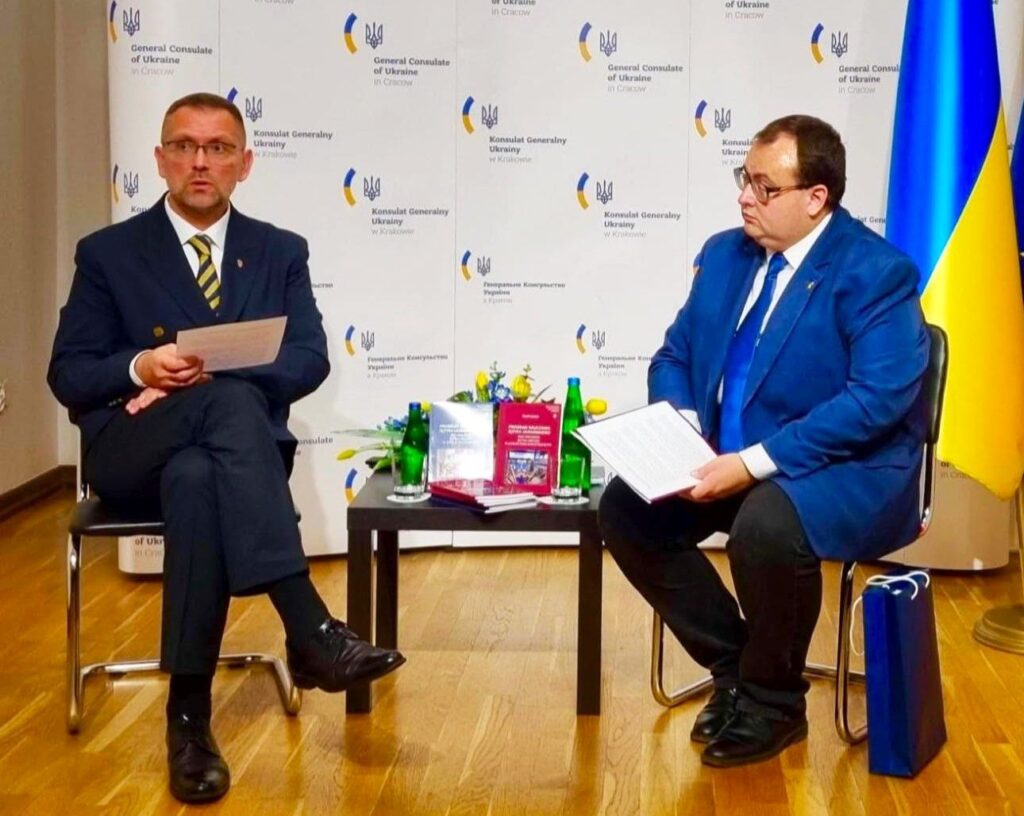 Майже 100 вчителів української мови зберуться 8 грудня у Вроцлаві Генеральний консул України у Польщі Вячеслав Войнаровський (ліворуч) і організатор конференції «Українська мова як іноземна в Польщі» Павло Левчук