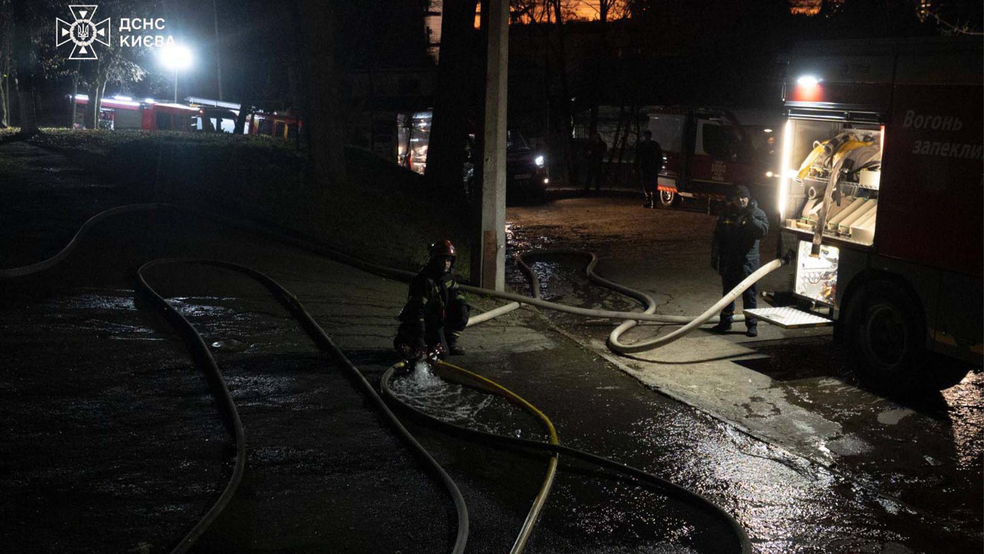 Співробітники ДСНС зі шлангами для води