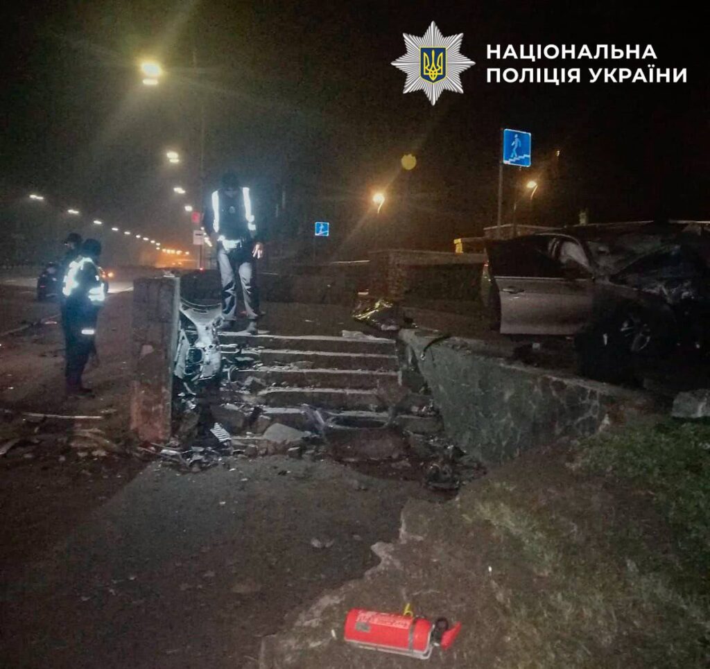 ДТП на Набережному шосе: загинув 18-річний водій BMW ДТП на Набережному шосе: загинув 18-річний водій BMW