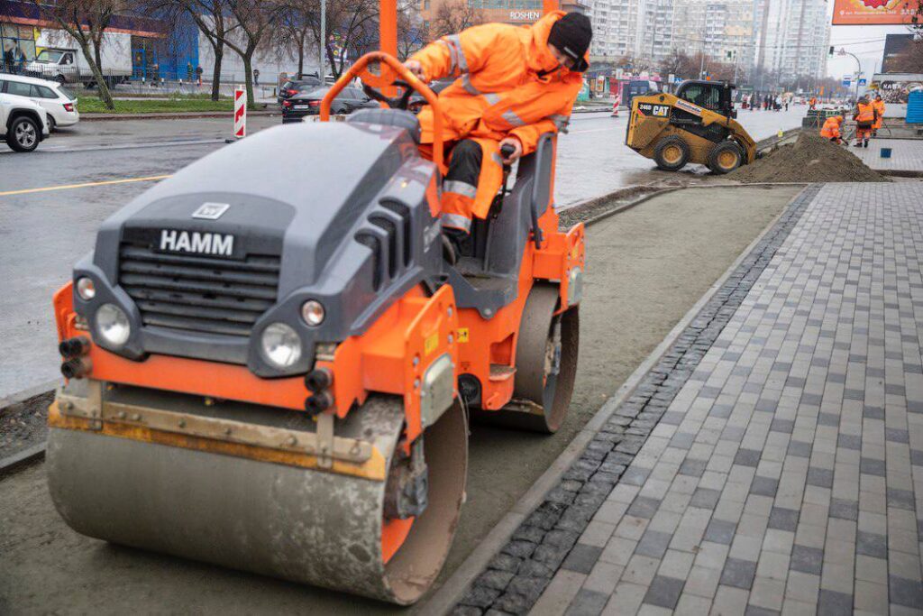 Харківське шосе за 1,3 млрд: чому «безбар'єрний» ремонт залишає людей з інвалідністю під землею