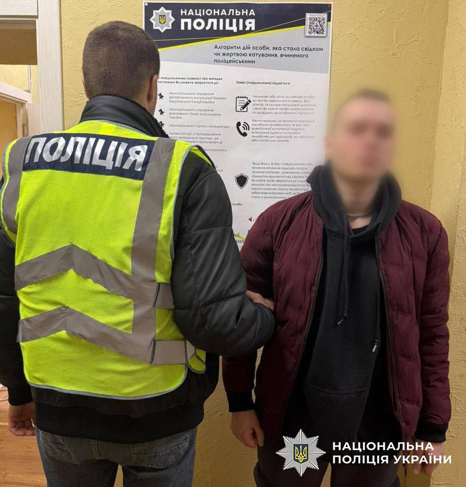 Працівник клубу інсценував затримання «Санта Клауса» у формі поліцейського Працівник клубу інсценував затримання «Санта Клауса» у формі поліцейського