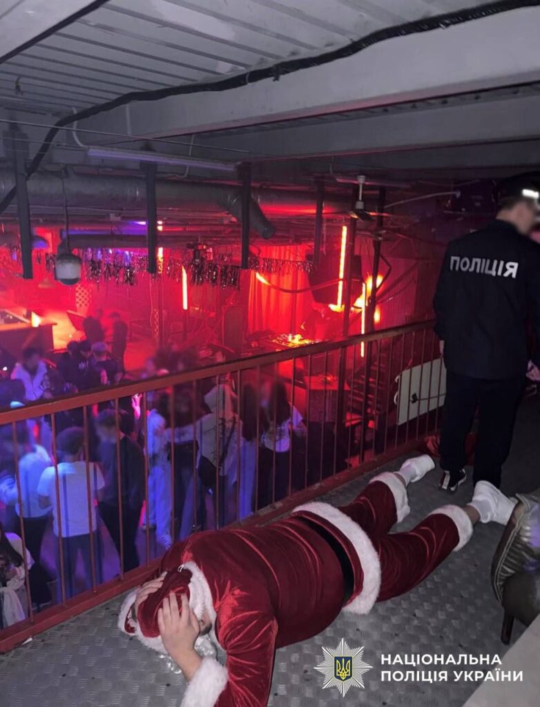 Працівник клубу інсценував затримання «Санта Клауса» у формі поліцейського Працівник клубу інсценував затримання «Санта Клауса» у формі поліцейського