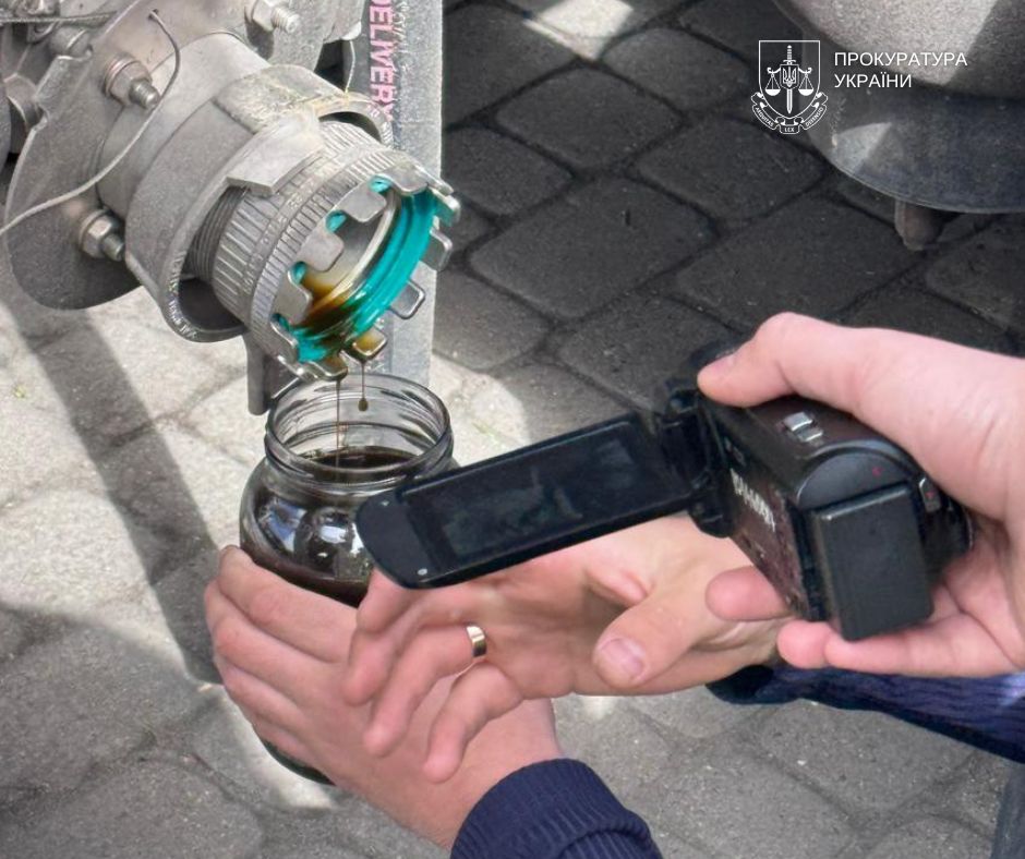 Як інспектор допоміг експортеру ухилитися від податків: схема з олією на 755 тисяч гривень