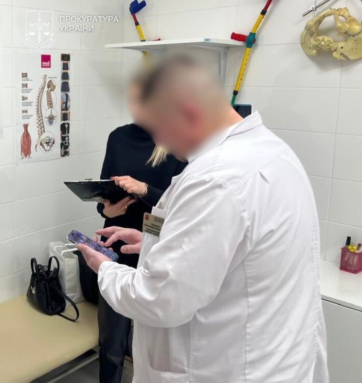 Лікаря київської лікарні підозрюють у вимаганні 30 тис. грн від військового за безкоштовну операцію Лікаря київської лікарні підозрюють у вимаганні 30 тис. грн від військового за безкоштовну операцію