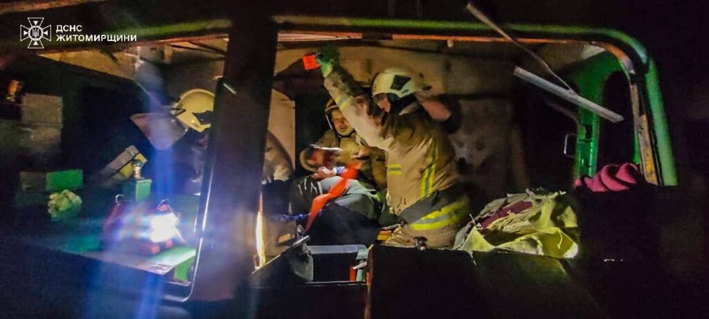 Вантажний та пасажирський поїзди зійшли з колії: список затриманих потягів (оновлено)