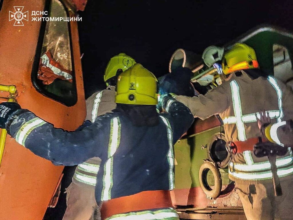 Вантажний та пасажирський поїзди зійшли з колії: список затриманих потягів (оновлено)
