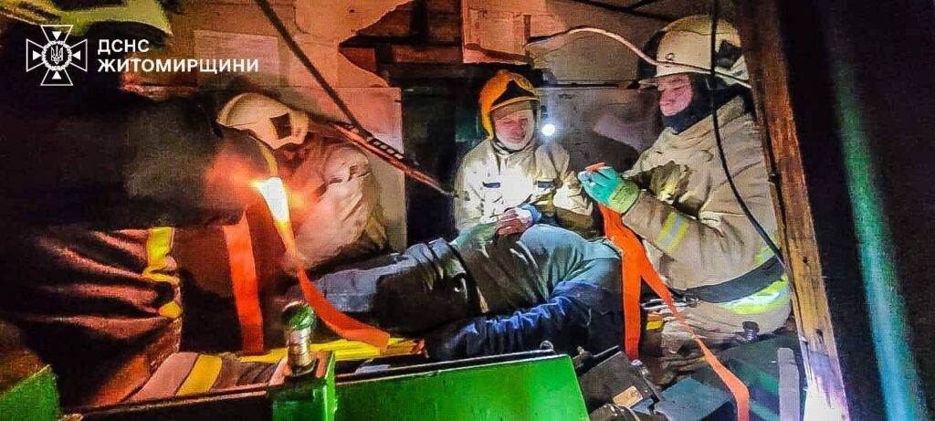 Вантажний та пасажирський поїзди зійшли з колії: список затриманих потягів (оновлено)