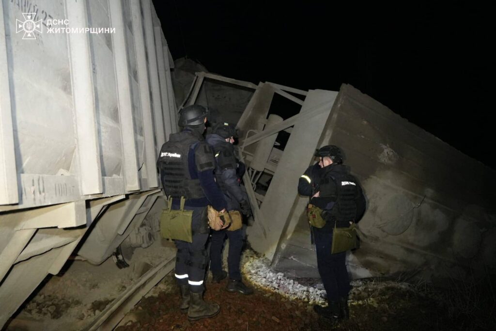 Вантажний та пасажирський поїзди зійшли з колії: список затриманих потягів (оновлено)