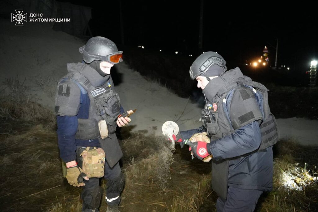 Вантажний та пасажирський поїзди зійшли з колії: список затриманих потягів (оновлено)