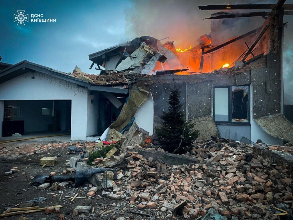 На Київщині загинула жінка та троє поранених через атаку – КОВА (оновлюється)