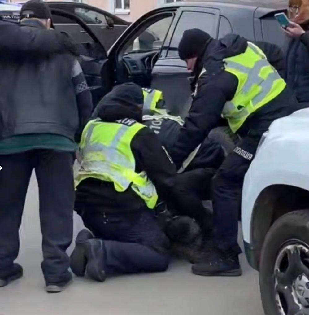 На Каунаській поліція розбила вогнегасником авто водія (відео) Затримання чоловіка силоміць